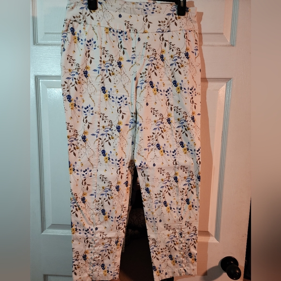 Skinny leg pant with button detail - Picture 4 of 4